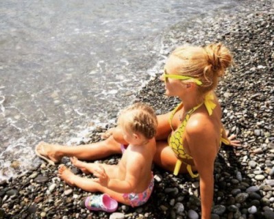 Татьяна Навка разместила фото с дочерью Пескова на сочинском пляже