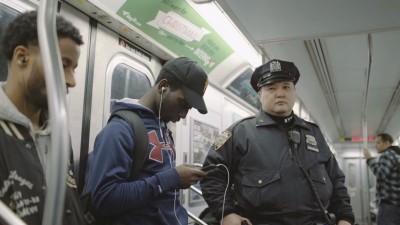 В Нью-Йорке засняли играющих в Pokemon Go полицейских