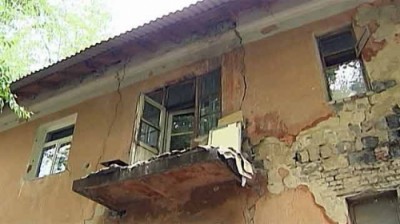 В Таганроге городские власти не могут убедить жильцов покинуть свои аварийные дома