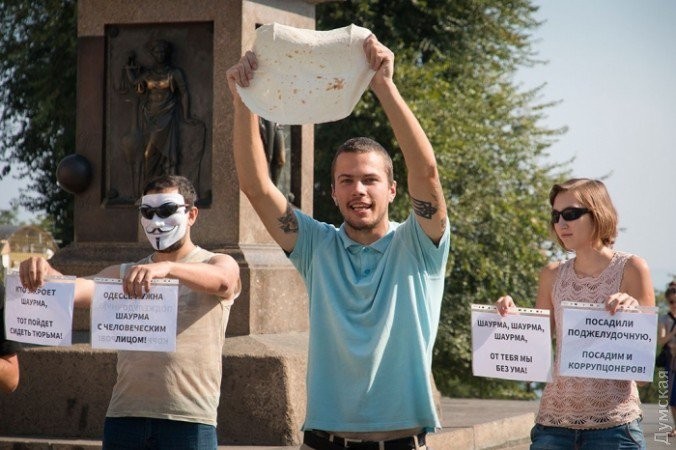 В Одессе прошел «шаурмарш» в защиту шаурмы