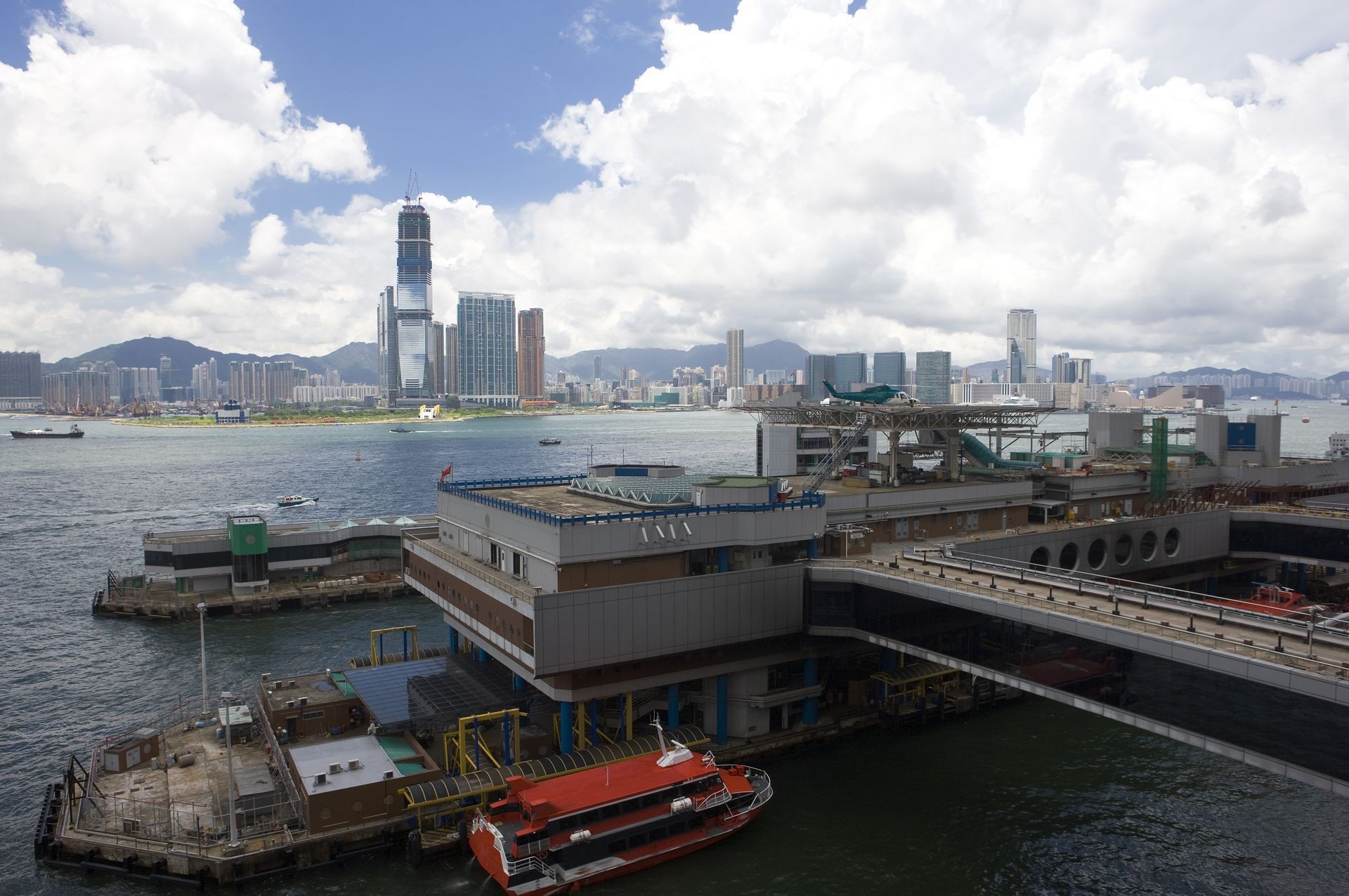 Столкновение парома с 290 пассажирами и лодки случилось в Гонконге