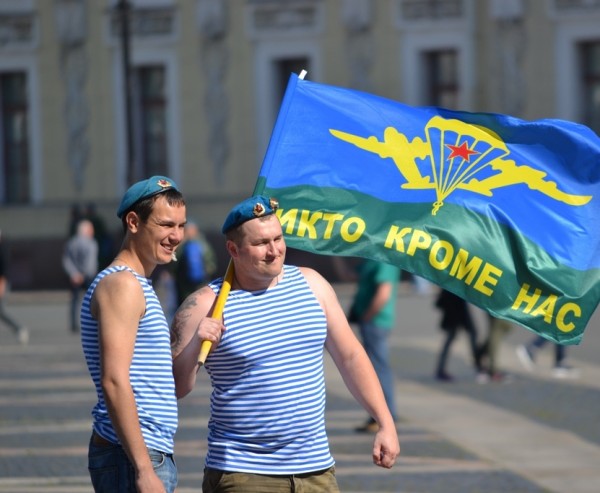 Десантники впервые за четыре года гуляли на Дворцовой в День ВДВ без геев