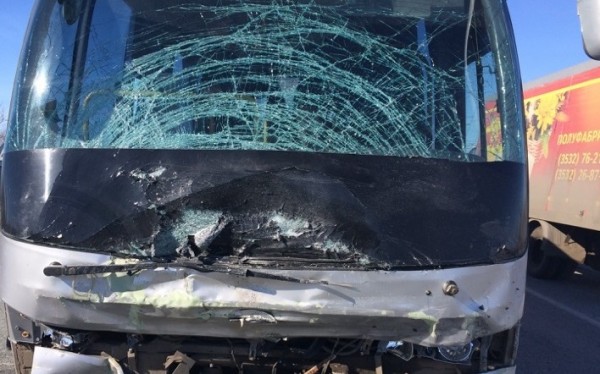 Пассажирский автобус врезался в грузовик на трассе в Башкирии