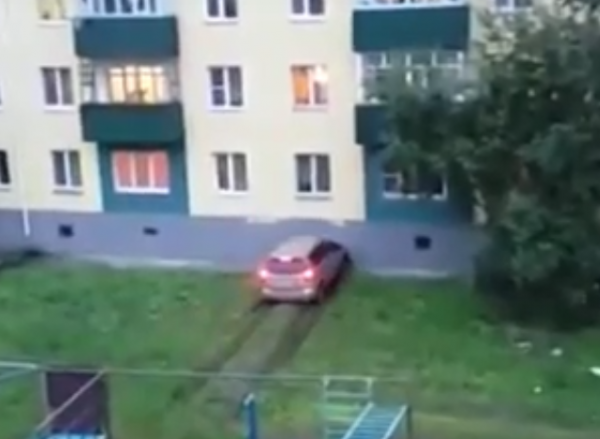 На Сахалине на видео попал разъяренный муж, разбивающий авто о дом жены