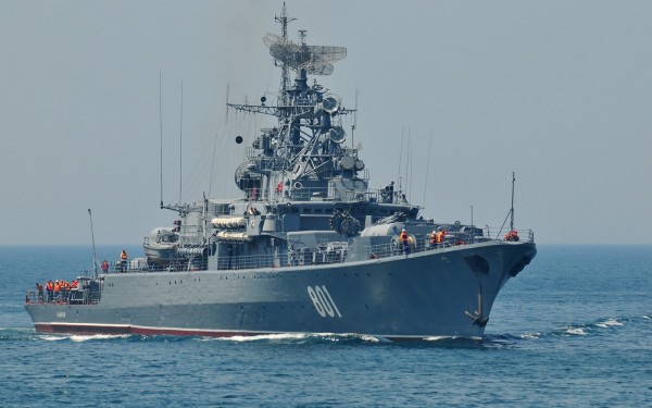 На границе Латвии и России замечен российский военный корабль
