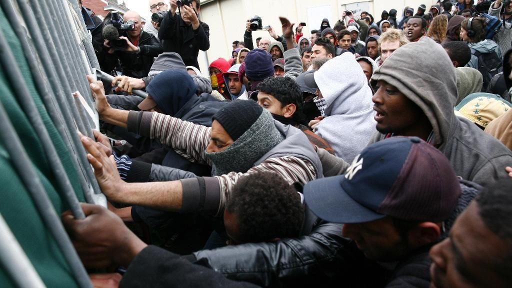 На севере Франции сгорел новый центр для беженцев