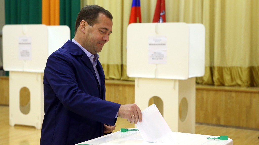 Медведев с женой проголосовали на избирательном участке в Шуваловской гимназии