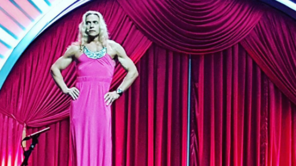 Муж Королёвой появился на сцене в элегантном розовом платье