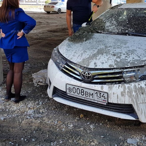 В Волгограде машину прокурора залили бетоном
