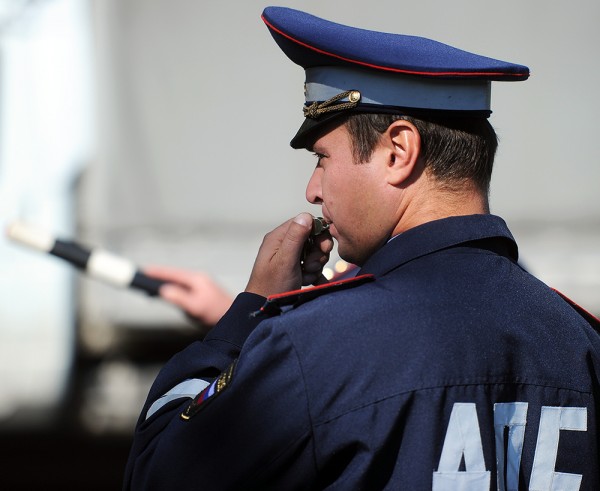 В Самарской области инспектор ДПС едва не задушил водителя за неоплаченный штраф