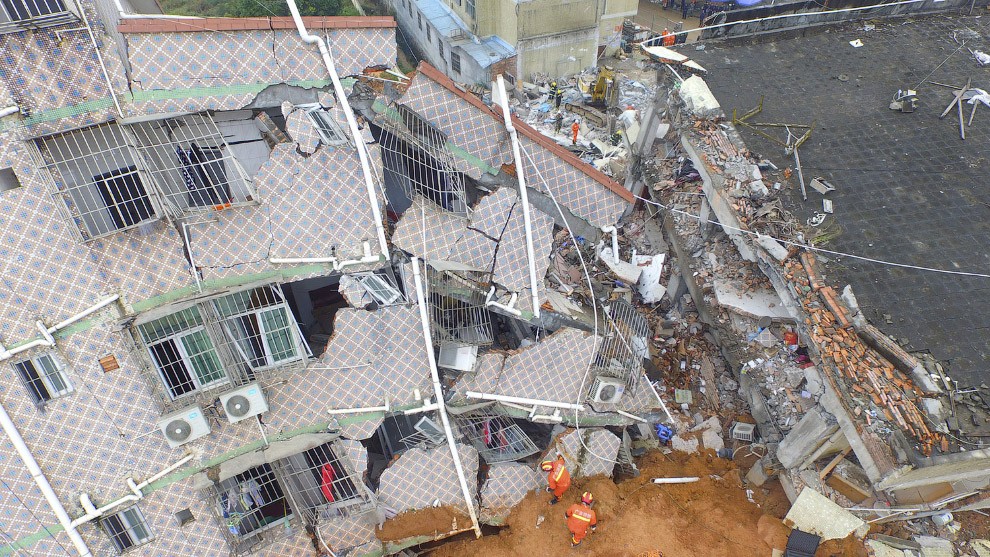 В КНР обрушились два здания, cотрудники экстренных служб ищут людей под завалами