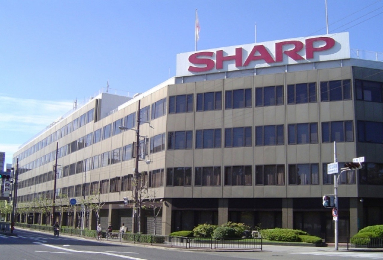 Компания Sharp закроет два завода в Японии