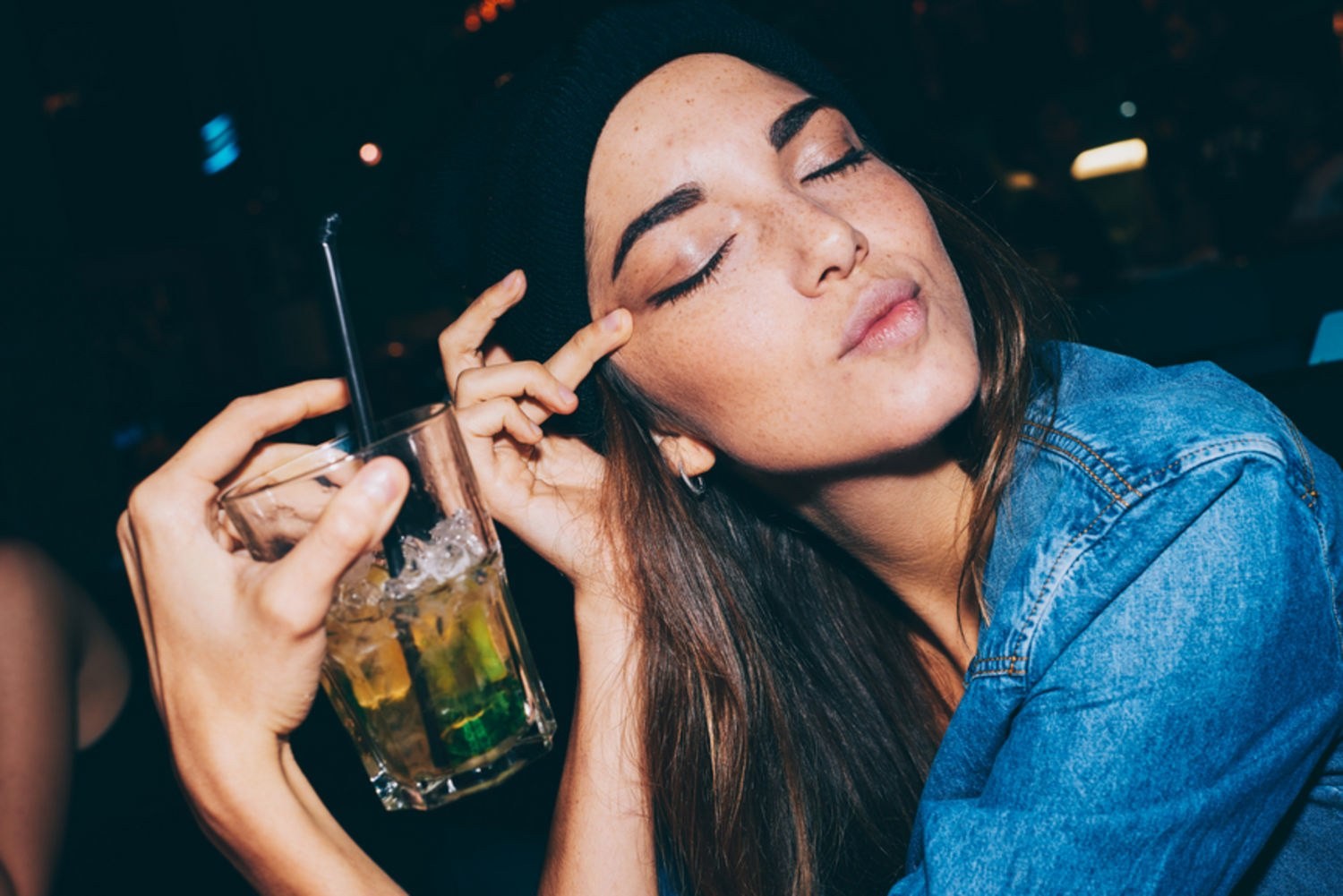 Женщины выпивают такое же количество алкоголя, что и мужчины