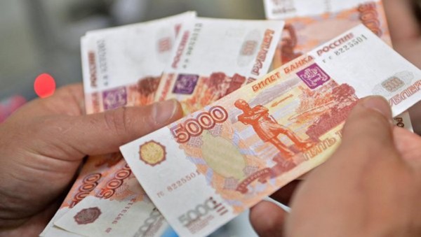 В Петербурге мужчина заплатил за телефон фальшивыми деньгами