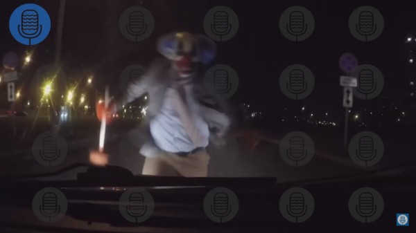 В Петербурге клоун с вантузом напал на проезжающую машину