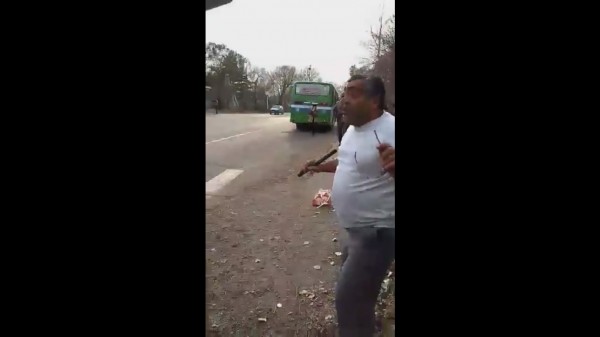 Вооруженный нунчаками водитель автобуса в Хабаровске напал на пассажира (видео)