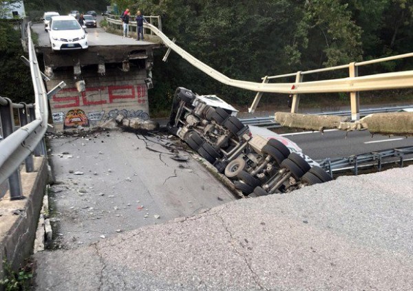 Обрушение моста с фурой на проезжающие машины в Италии попало на видео