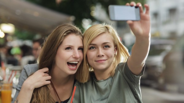 Эксперты: Молодые люди предпочитают смартфоны с хорошей селфи-камерой