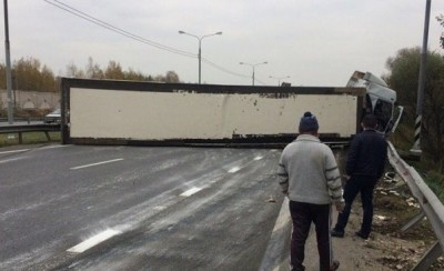 На Новорязанском шоссе опрокинулась фура