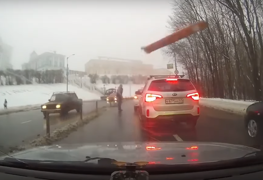 В Смоленске рассерженный шофёр бросил столб в обидчика