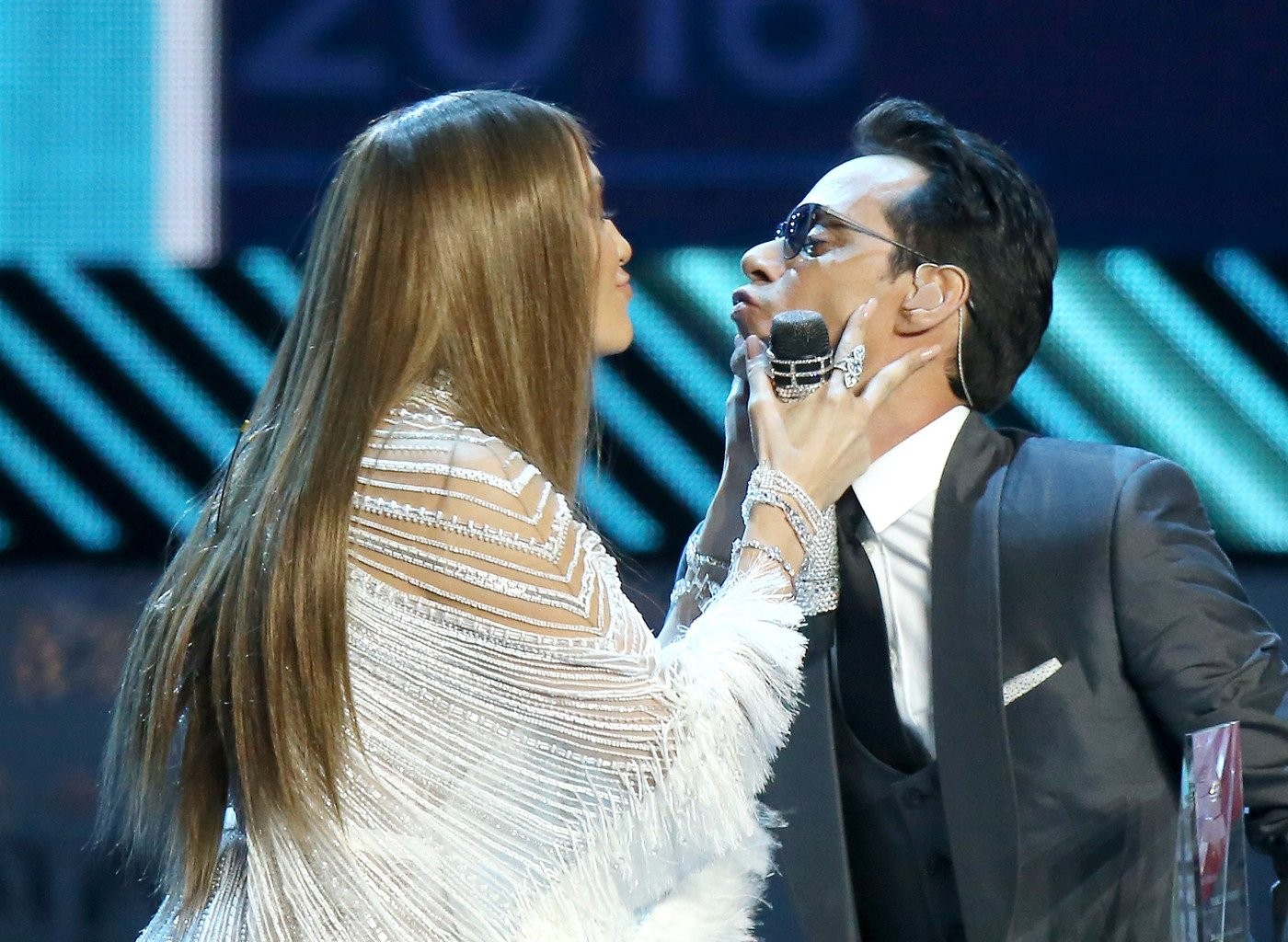 Дженнифер Лопез расцеловала экс-супруга на сцене Latin Grammy