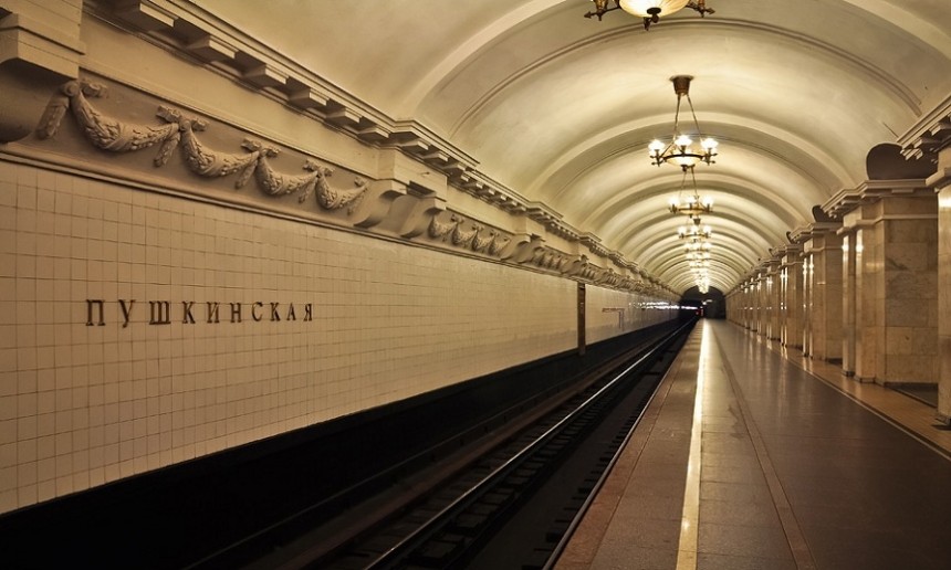 В петербургском метрополитене задержали голую женщину, бегавшую по метро