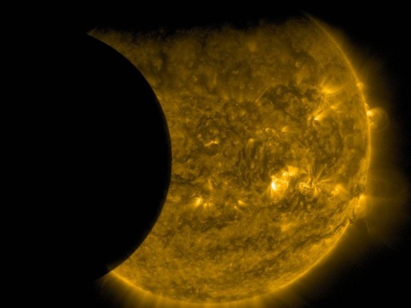 NASA продемонстрировало общественности видео перемещения Луны по солнечному диску