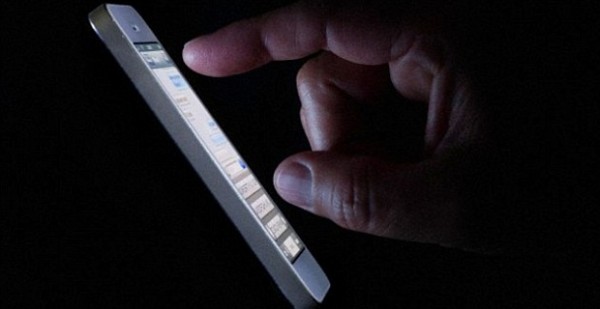 Ученые рассказали о влиянии свечения смартфона на мозг и тело человека