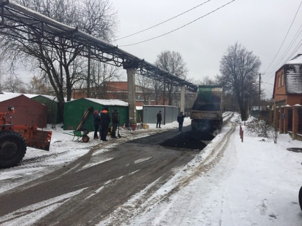 Блогеры возмущены укладкой асфальта во время снегопада в Московской области