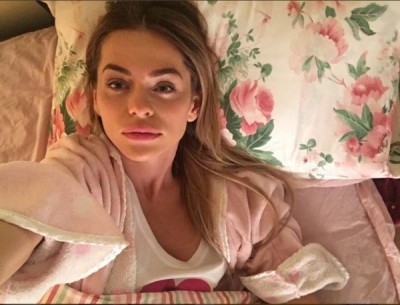 Анна Хилькевич поделилась в Instagram постельным селфи