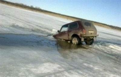 Две машины погрузились под лед на Байкале: есть погибшие