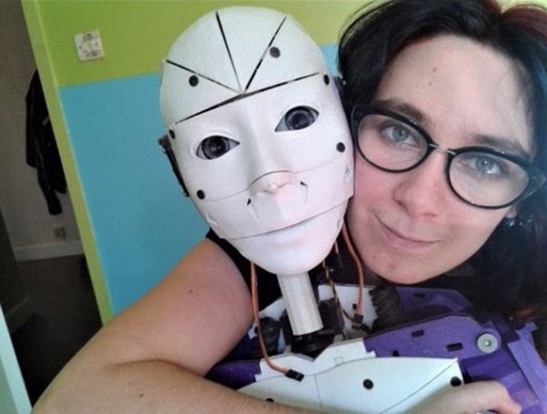 Британка призналась в желании выйти замуж за робота