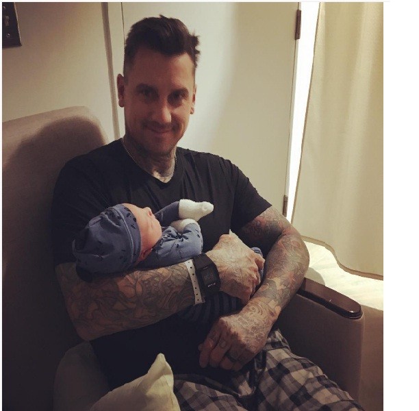 Эстрадная певица Пинк обнародовала в социальная сеть Instagram фото новорожденного сына