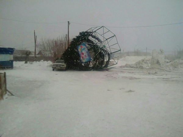 В Мариинске сильный ветер снес главную новогоднюю елку