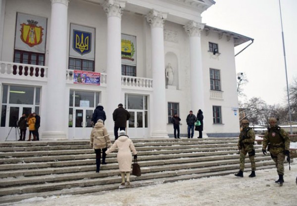 Журналисты подрались на избирательном участке в Донбассе