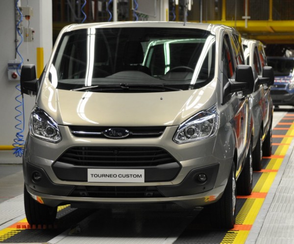 Ford назвал цену двух новых фургонов в России
