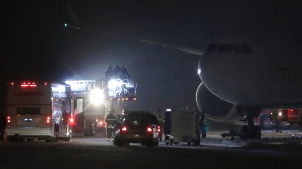 В США самолет с футболистами приземлился за пределами посадочной полосы