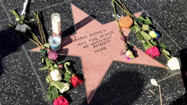 Фанаты Керри Фишер установили ей самодельную звезду на Алее славы