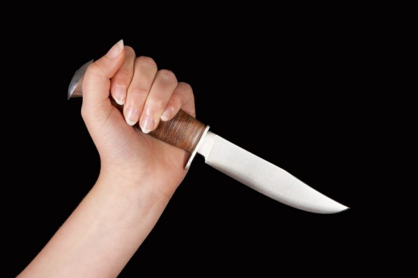 В Башкирии недовольная женщина с ножом напала на сотрудников салона красоты