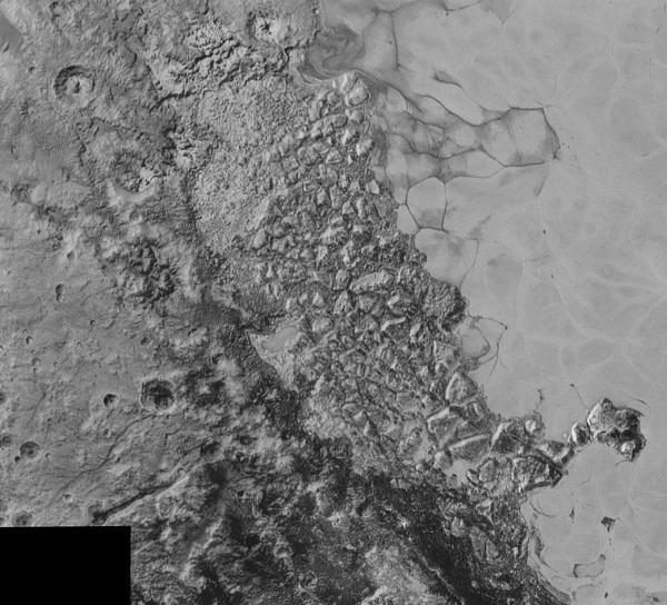 На поверхности Плутона обнаружены ледяные пики