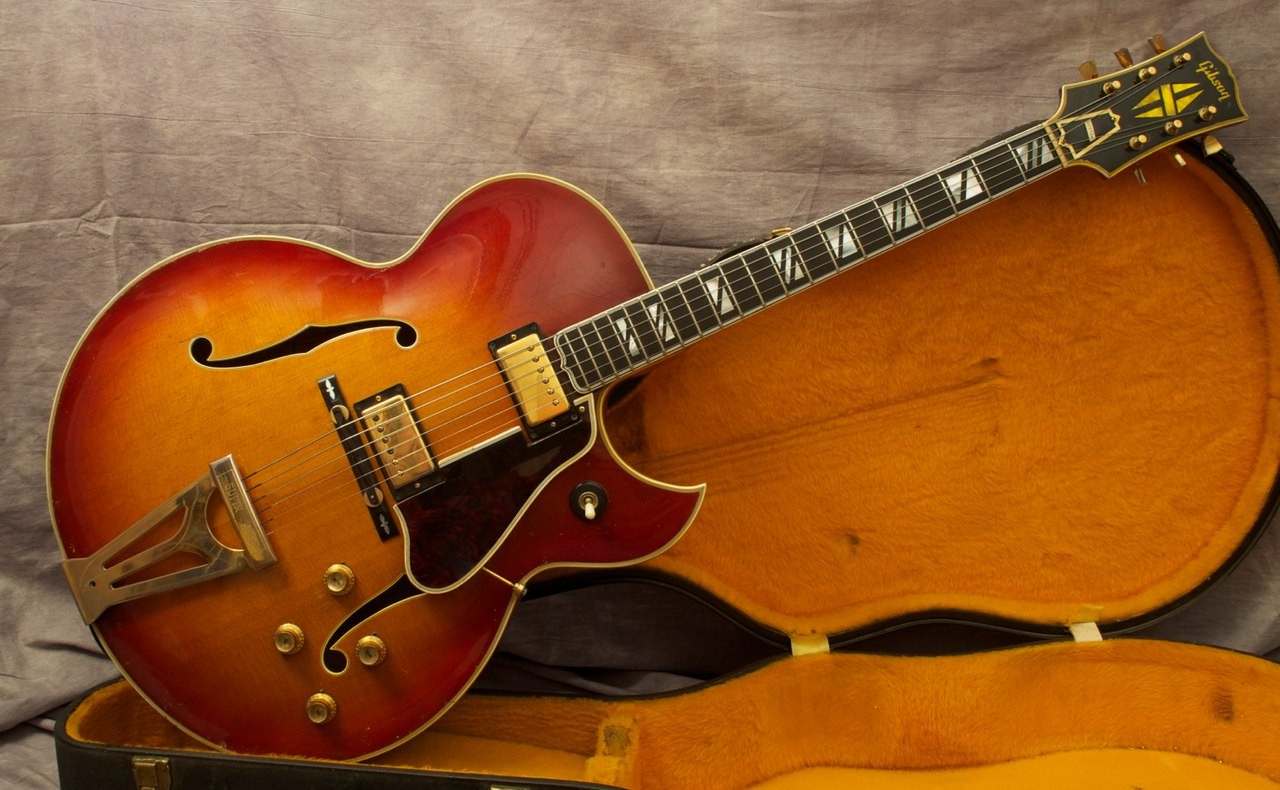 В Нью Йорке на аукционе продадут более 300 гитар знаменитостей