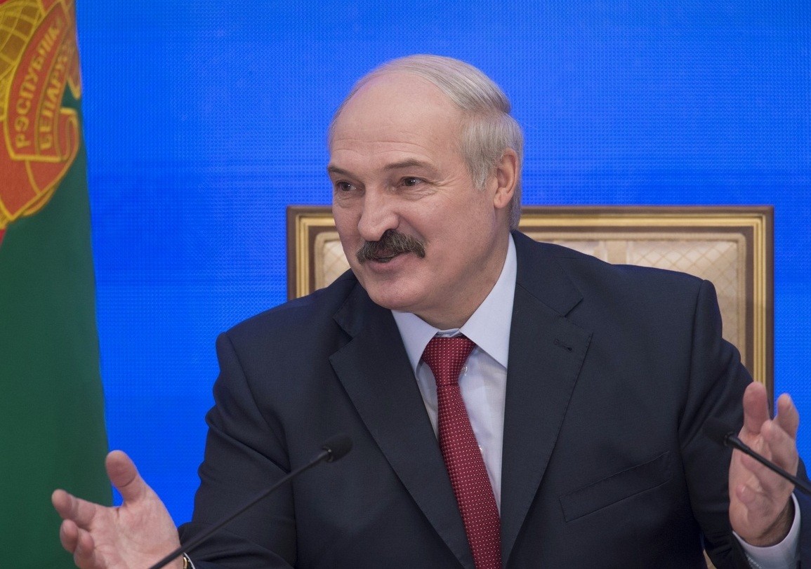 Лукашенко выразил поддержку Асаду с помощью картины