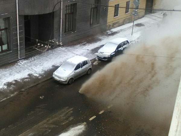 Произошел прорыв трубы ГВС на 5-й Советской улице в Петербурге