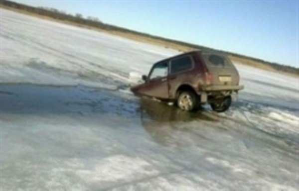 Две машины погрузились под лед на Байкале есть погибшие