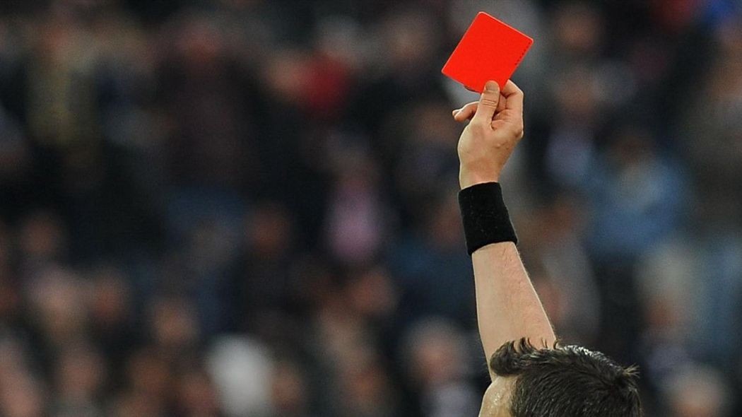 Футболист получил красную карточку, не успев выйти на поле