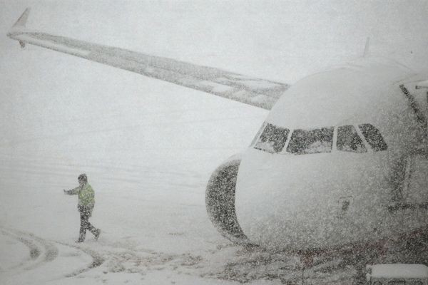 Из-за ночного снегопада в аэропорту Краснодара задержано несколько рейсов