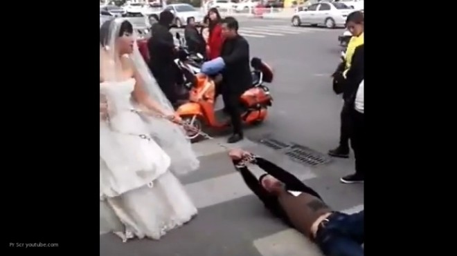 Китайская невеста протащила жениха по улице в цепях