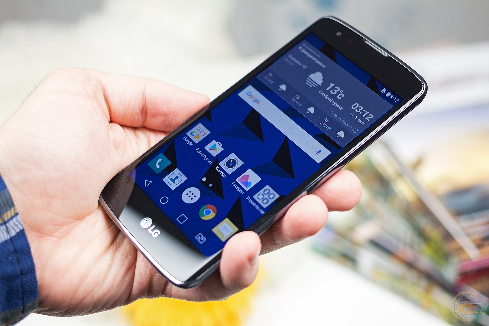 Компания LG объявила цену на смартфон K8 в РФ