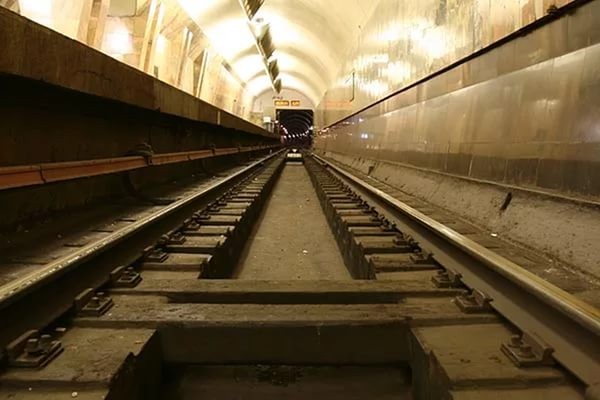 В Новосибирске в метро девушка спрыгнула на рельсы и ушла в туннель