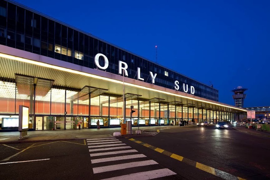 Напавший на французских полицейских мужчина убит в парижском аэропорту «Орли»